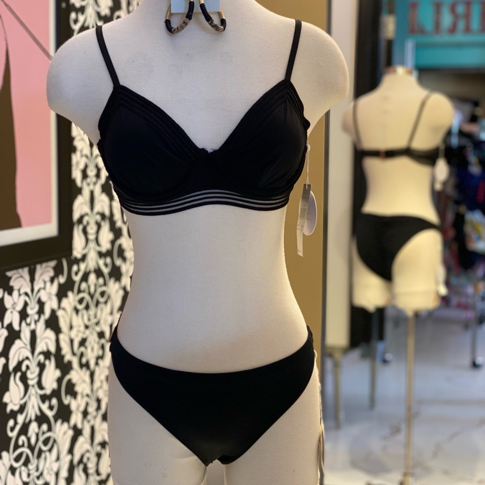 🌺 Radio Fiji 
2 Pce Bikini